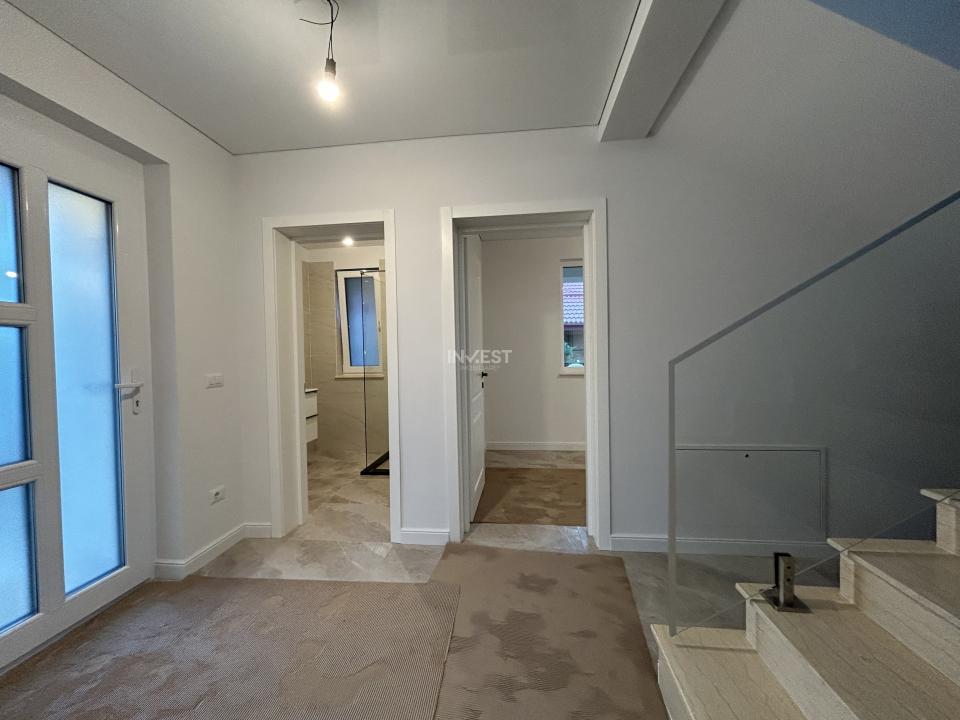 Casă individuală P+1E, 4 camere, 3 băi, dormitor matrimonial cu baie proprie - 4