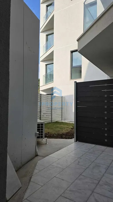Decebal Studio cu terasa si grădină si loc de parcare  - fotografie proprietate 7