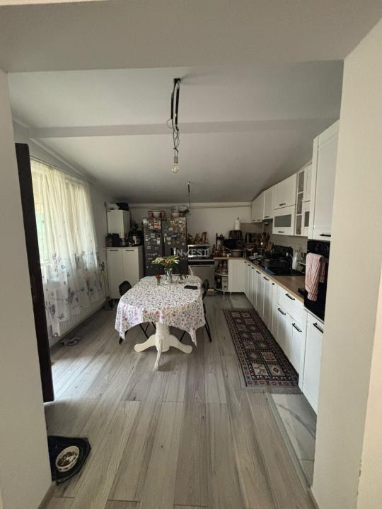 Apartament 3 camere , semidecomandat, loc de parcare si curte de 89 mp - 2