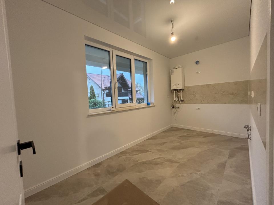 Casă individuală P+1E, 4 camere, 3 băi, dormitor matrimonial cu baie proprie - 1