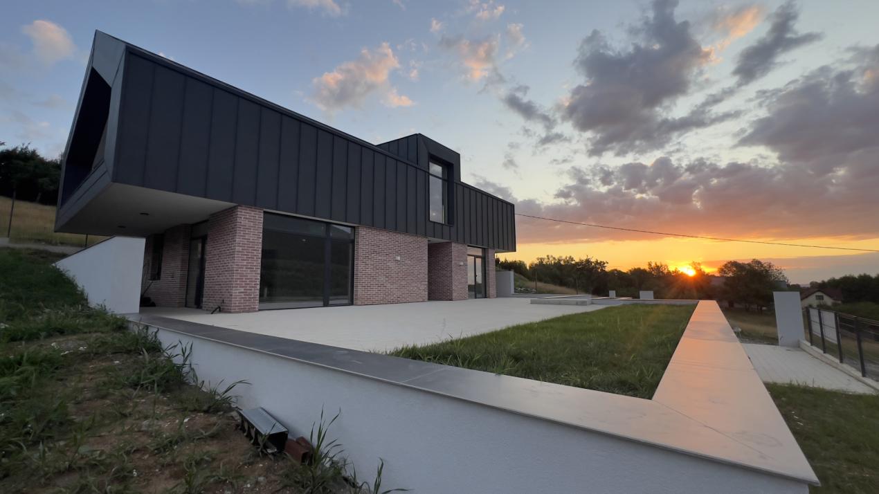 Casă arhitectură modernă cu panoramă spre Munții Făgăraș și Cetatea Cisnădioara 