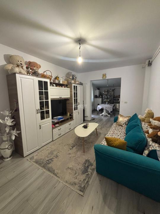 Apartament 3 camere , semidecomandat, loc de parcare si curte de 89 mp - 1