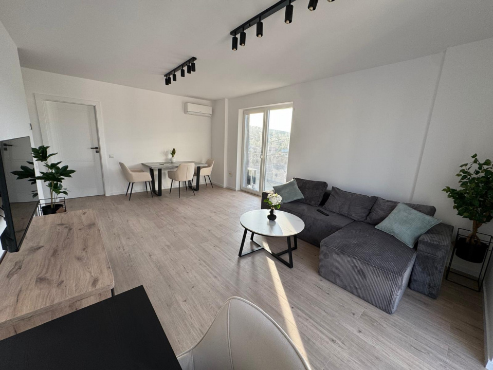 VANDUT!Oferim spre vanzare un apartament decomandat , 2 camere, mobilat!