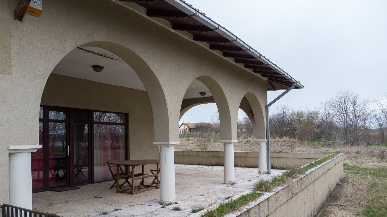 Domeniul si Conacul Furculesti, 30000mp pe malul lacului, ocazie unica