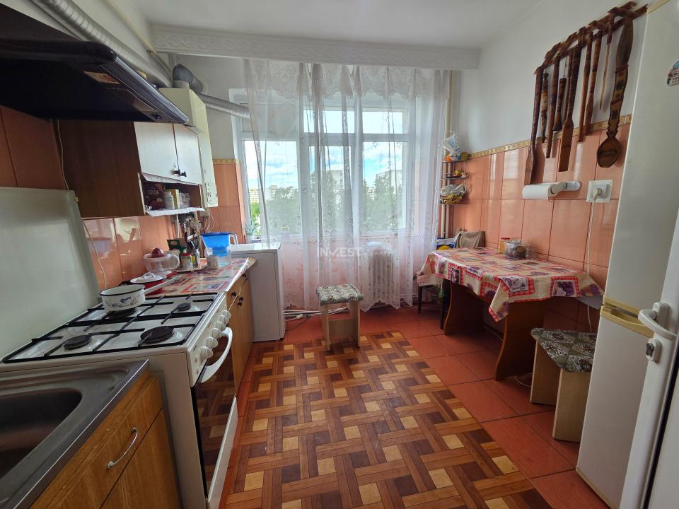 Apartament 3 camere, Decomandat, Etaj intermediar - 1
