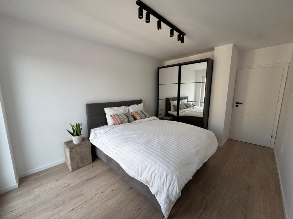 VANDUT!Oferim spre vanzare un apartament decomandat , 2 camere, mobilat!