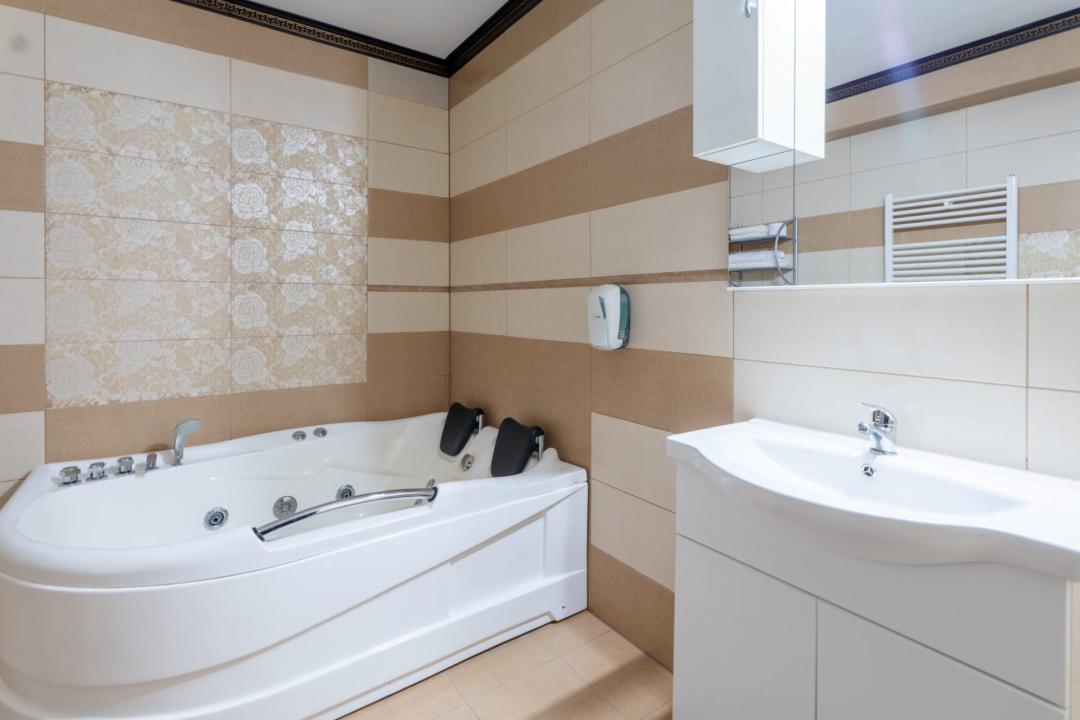 Hotel de vânzare, ideal pentru horeca sau clinică medicală