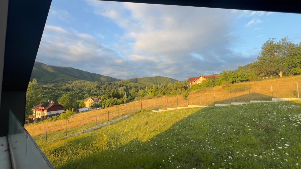 Casă arhitectură modernă cu panoramă spre Munții Făgăraș și Cetatea Cisnădioara 