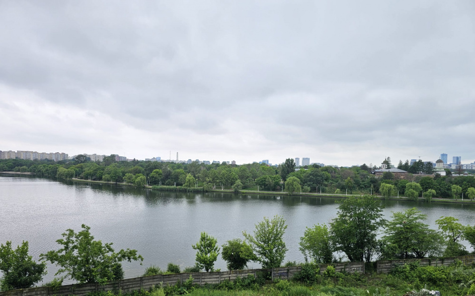 Apartament cu terasă generoasă și vedere superbă spre lac