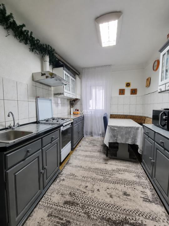 Apartament 3 camere-decomandat-etaj 1 - 4