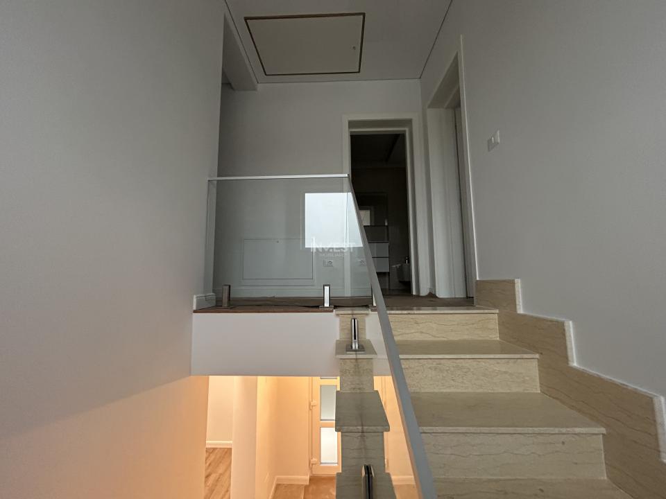 Casă individuală P+1E, 4 camere, 3 băi, dormitor matrimonial cu baie proprie - 12