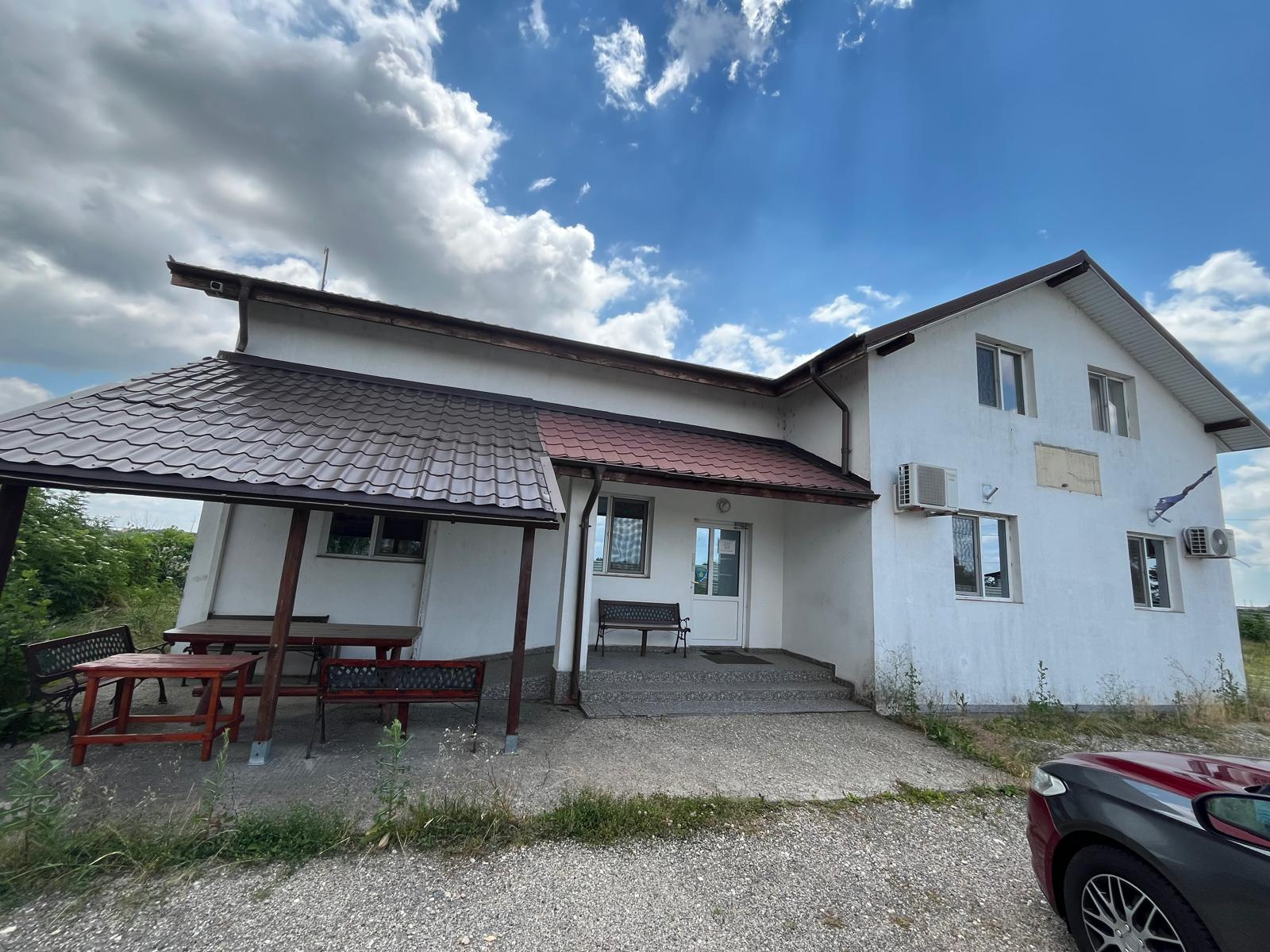 Casă P+M cu birouri amenajate și teren 5.423 mp pentru firmă și locuit acces A1