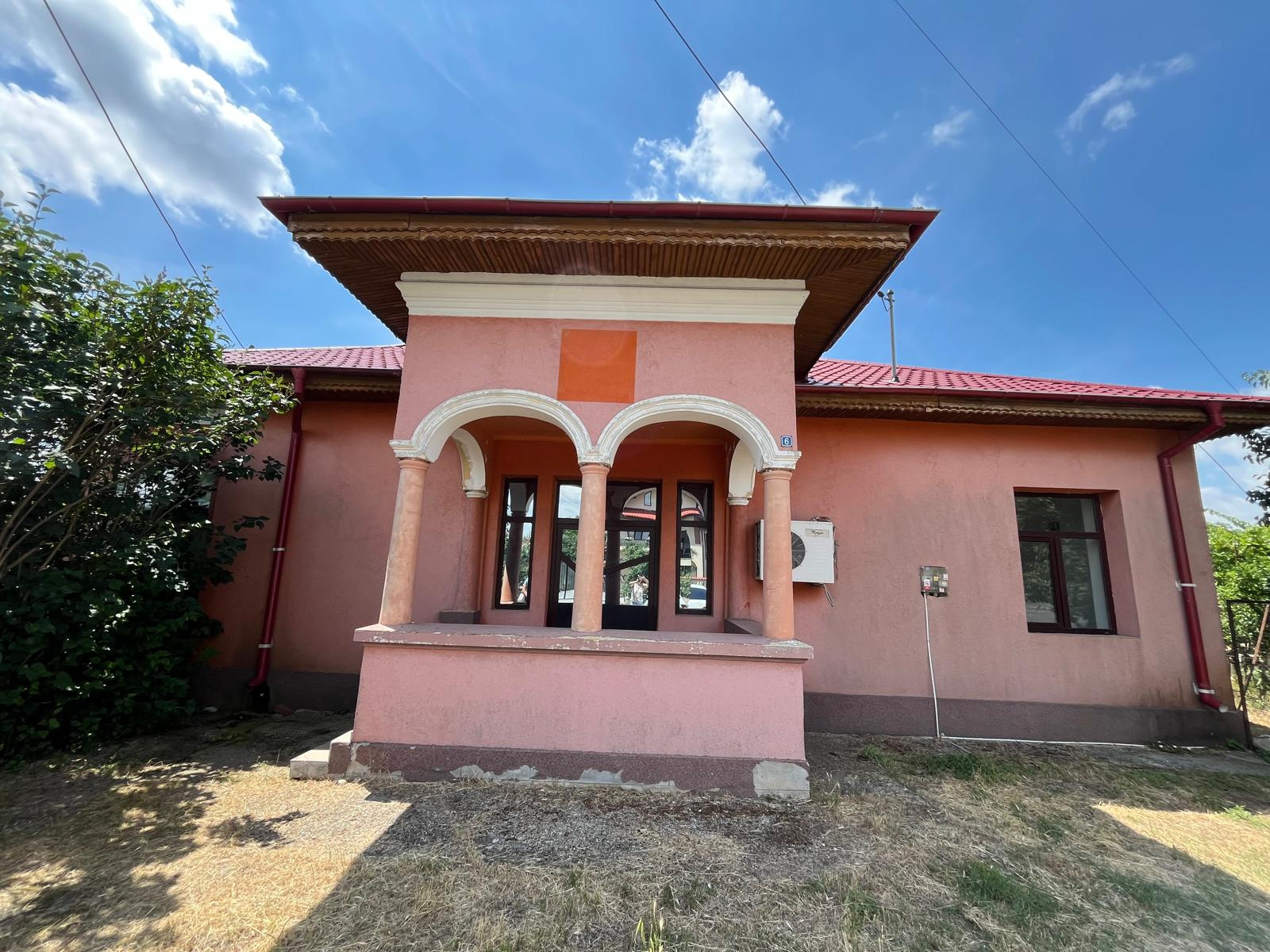 Casă în centrul comunei Corbii Mari | Ideală pentru birouri, cabinet sau locuit